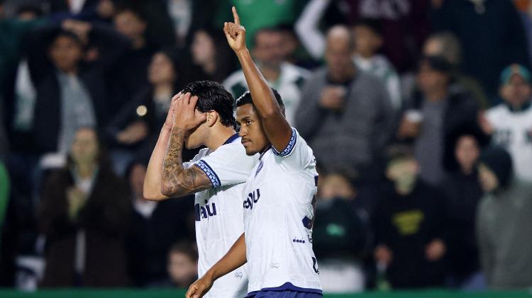 Jogadores do Coritiba comemoram durante partida contra o Corinthians no Couto Pereira.