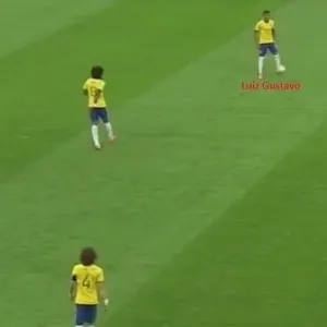 Como era praxe no time de Felipão, Luiz Gustavo recuava para ajudar os zagueiros a sair jogando. Contra a Alemanha, essa estratégia funcionou muito pouco porque Khedira, Kroos e Schweinsteiger fecharam qualquer possibilidade de passe pelo meio. Na jogada em questão, por exemplo, Luiz Gustavo tenta acionar Fernandinho, que é imediatamente desarmado por um rival. - Reprodução
