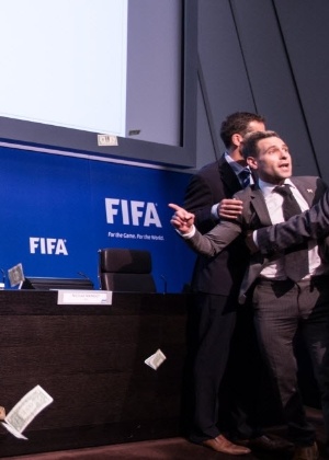 Comediante inglês é retirado pelos seguranças após jogar notas falsas de dólares em Joseph Blatter - XinHua - XinHua