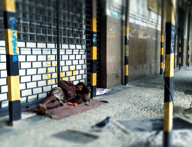 Morador de rua dorme sobre marquise em obras na praça Mauá, no Rio de Janeiro - Ana Carolina Fernandes/Folhapress