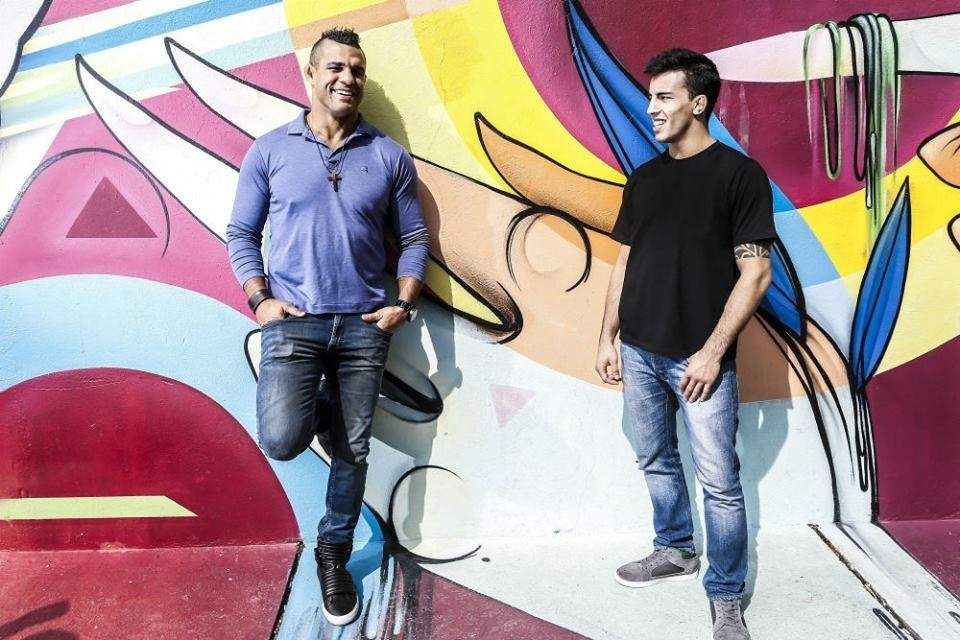 Nova e velha geração se unem, com Vitor Belfort e Thomas Almeida reunidos em sessão de fotos do UFC na Vila Madalena, em São Paulo - Wander/Inovafoto/Divulgação