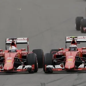 Um dos melhores momentos da prova: Vettel vai pra cima do companheiro de Ferrari, Kimi Raikkonen. O finlandês deixou de lado o jogo de equipe e tentou impedir que o alemão ultrapassasse. Mas não conseguiu. Vettel levou a melhor e deixou Raikkonen para trás - AP Photo/Luca Bruno
