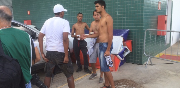 Torcedores do Atlético-MG que foram feridos nos confrontos com corintianos, no Horto, em Belo Horizonte - Victor Martins/UOL Esporte
