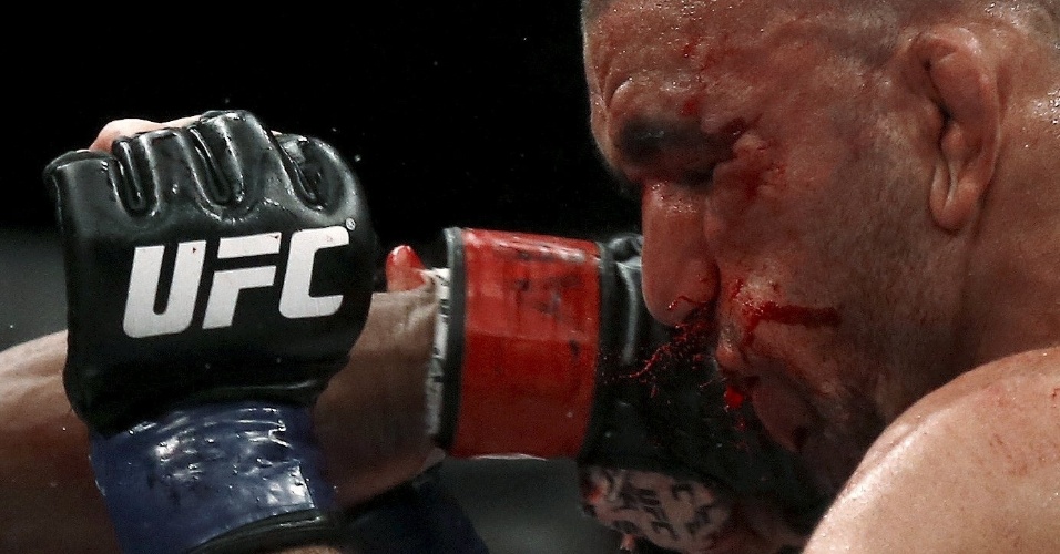 01.ago - Iuri Alcântara soca oponente, o também brasileiro Leandro Issa, no UFC 190, disputado no Rio de Janeiro. No fim, venceu por decisão unânime