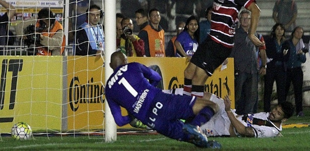 Luan aproveitou rebote para marcar; T. Cardoso defendeu, mas soltou para o próprio gol - Paulo Fernandes/Vasco.com.br