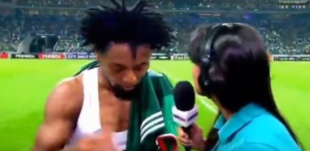 Zé Roberto colocou a camisa no ombro, em ação que gerou incômodo na Crefisa - Reprodução/Premiere FC