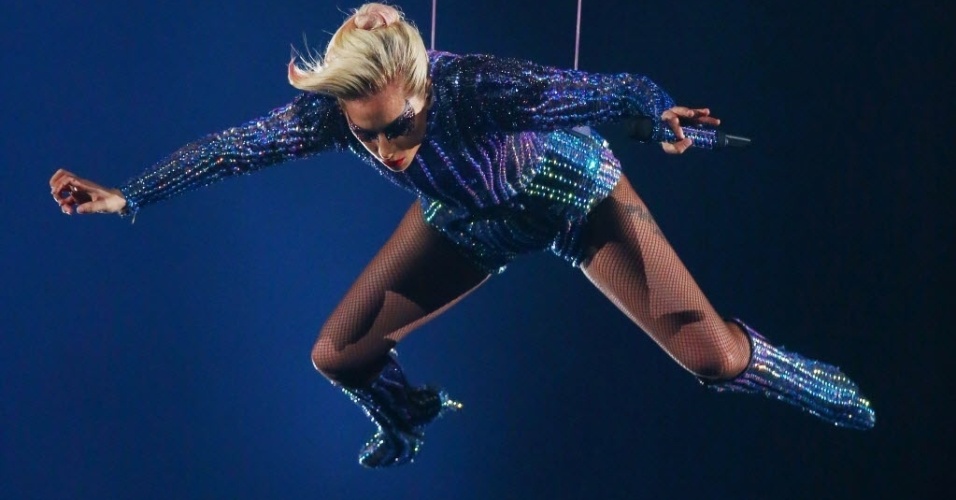 Lady Gaga surge pendurada em cabos de aço para o show do intervalo do Super Bowl 51