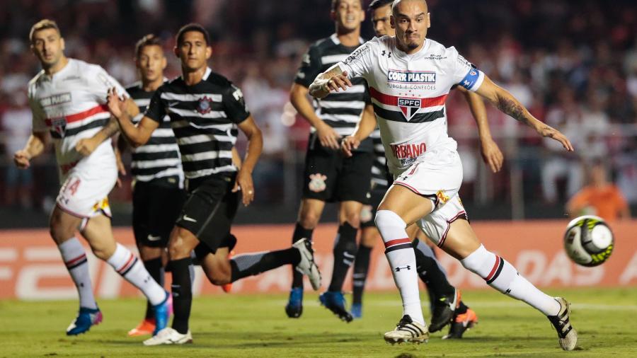 Zagueiro Maicon em ação no clássico São Paulo e Corinthians - Marcello Zambrana/AGIF