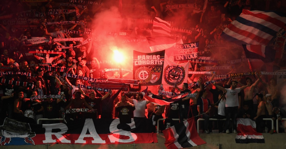 Jogador cobrado na França | Organizada do PSG é quem vaia Neymar e clima atinge amigos