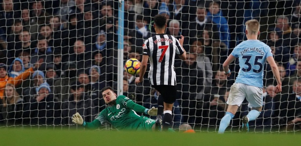 Murphy anota um gol para o Newcastle contra o Manchester City - Lee Smith/Reuters - Lee Smith/Reuters