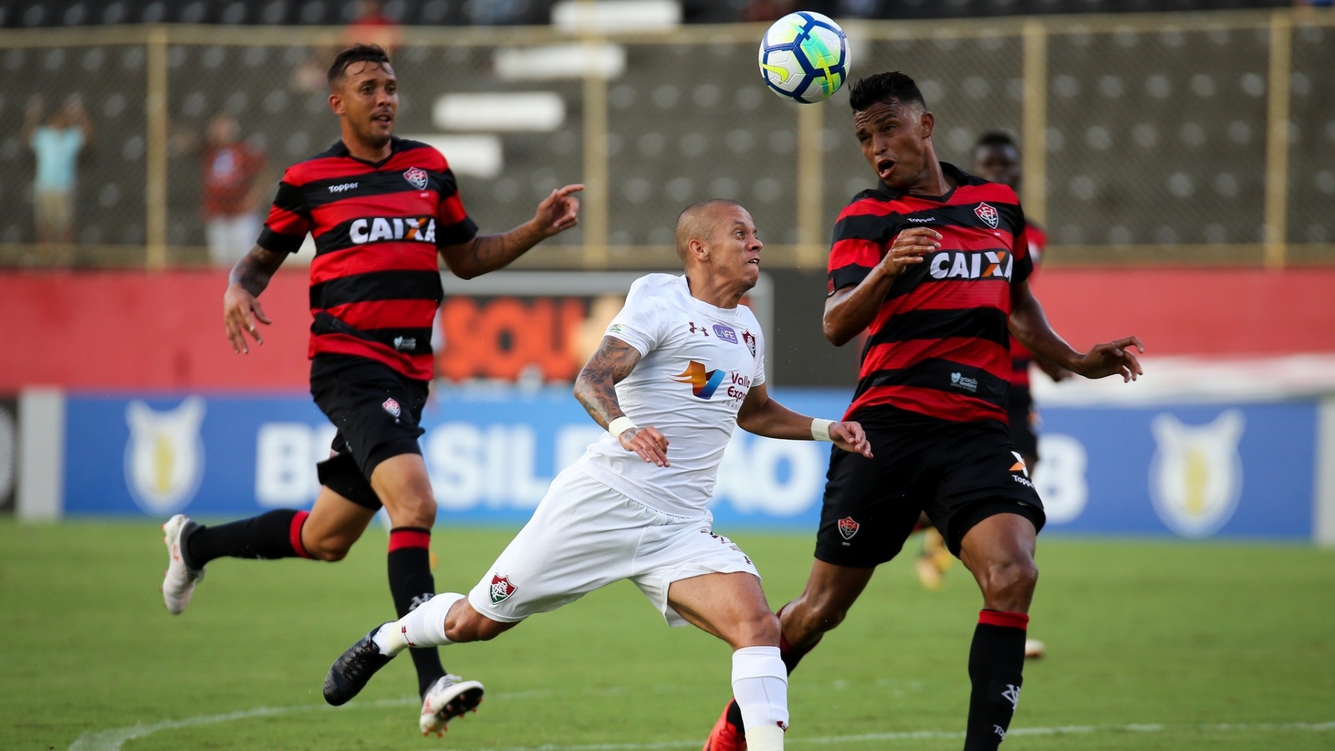 Marcos Junior disputa bola em Vitória x Fluminense pelo Campeonato Brasileiro