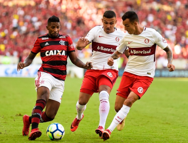 O lateral Rodinei é o jogador mais perseguido no momento pela torcida do Flamengo - Thiago Ribeiro/AGIF