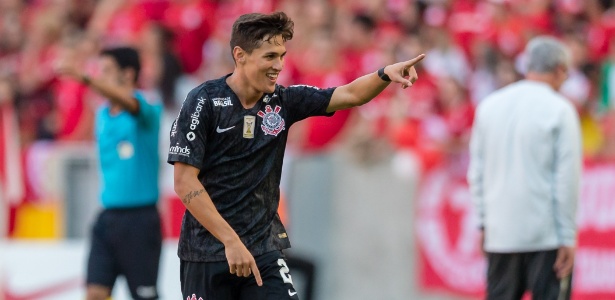 Mateus Vital em ação com a camisa do Corinthians - Jeferson Guareze/AGIF