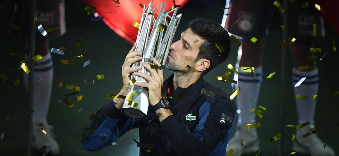 Novak Djokovic levanta o troféu do Masters 1.000 de Xangai após a vitória sobre Coric - Wang Zhao/AFP