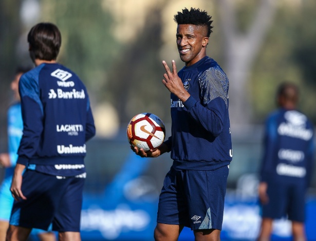 Lateral esquerdo sentiu desconforto muscular em jogo contra o Vitória, no domingo - Lucas Uebel/Grêmio