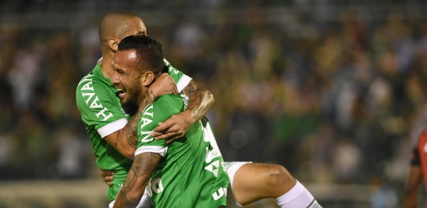 Leandro Pereira festeja gol contra o Sport; jogador deve ser titular da Chapecoense - Renato Padilha/AGIF