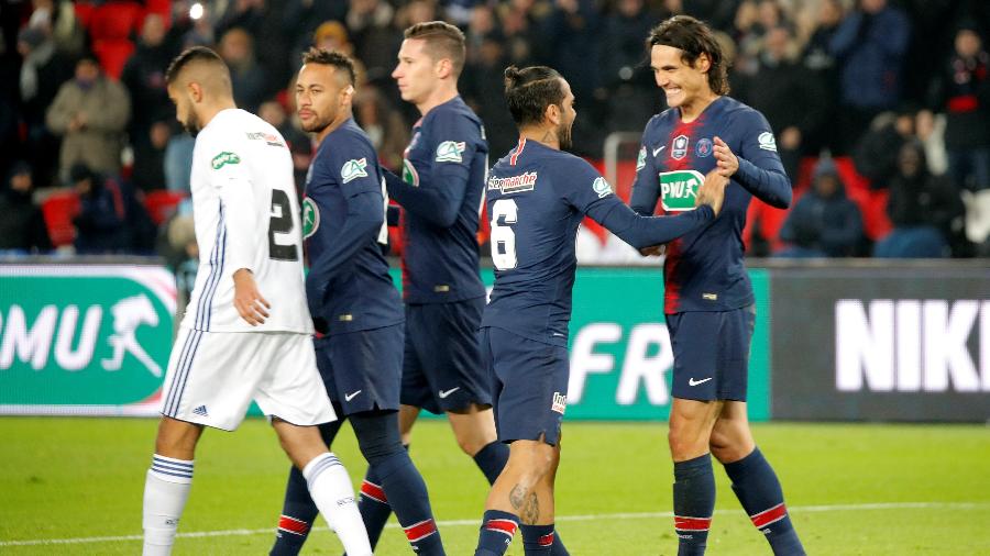 Cavani e Daniel Alves comemoram gol do PSG diante do Strasbourg pela Copa da França 2018/2019 - Charles Platiau/Reuters