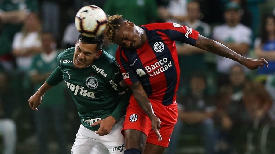 Gustavo Gomez, do Palmeiras, divide bola com atacante do San Lorenzo - Cesar Greco/AG. Palmeiras/Divulgação