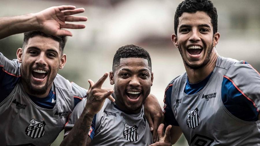 Marinho comemora no treino do Santos, ao lado de Kaique Rocha e Yuri Alberto - Ivan Storti/Santos FC
