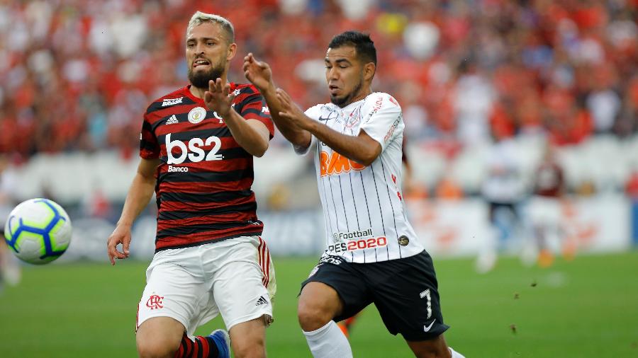 Léo Duarte e Sornoza disputam a bola em Corinthians X Flamengo pelo Campeonato Brasileiro - Daniel Vorley/AGIF