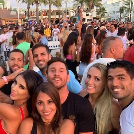 Messi, Fábregas e Suárez com suas esposas em praia em Ibiza - Divulgação
