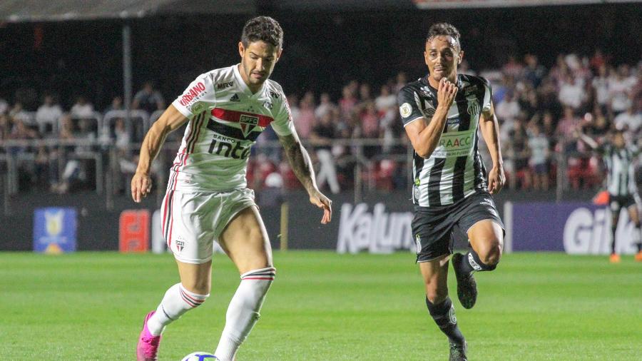 Alexandre Pato conduz a bola acompanhado pela marcaÃ§Ã£o de Pituca durante clÃ¡ssico entre SÃ£o Paulo e Santos - Lucas Sabino/AGIF