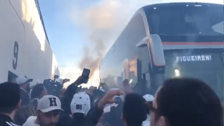 Torcida recebe elenco do Figueirense com festa após greve e WO - Reprodução