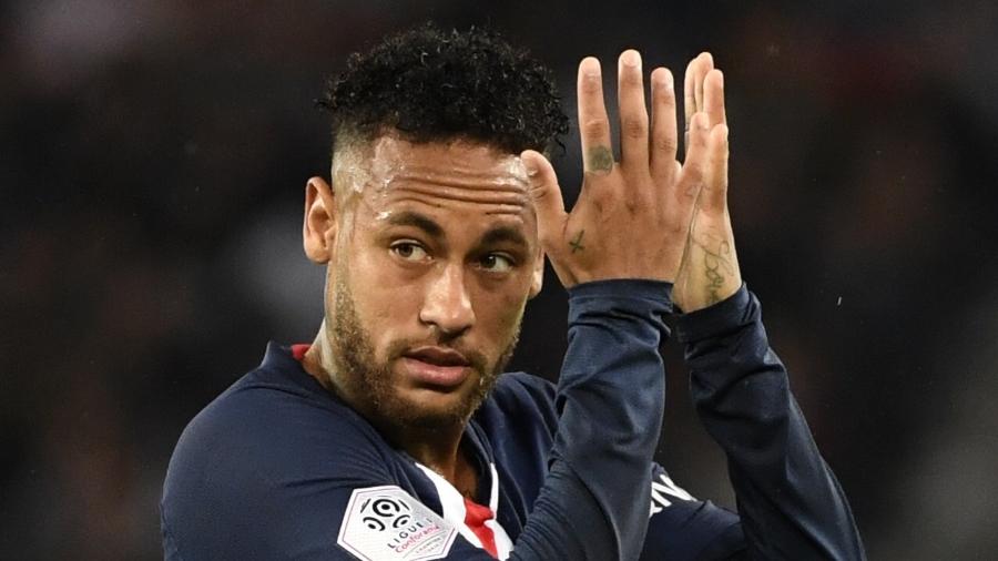 Neymar lamenta durante partida entre PSG e Reims - Bertrand GUAY / AFP