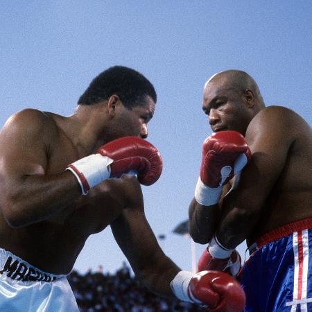 George Foreman (esquerda) e Adilson Rodrigues Maguila na luta de 16 de junho de 1990