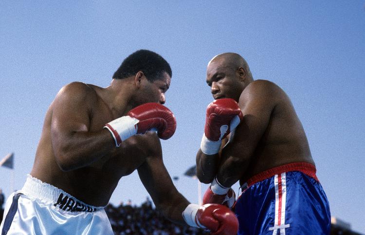 George Foreman (esquerda) e Adilson Rodrigues Maguila na luta de 16 de junho de 1990