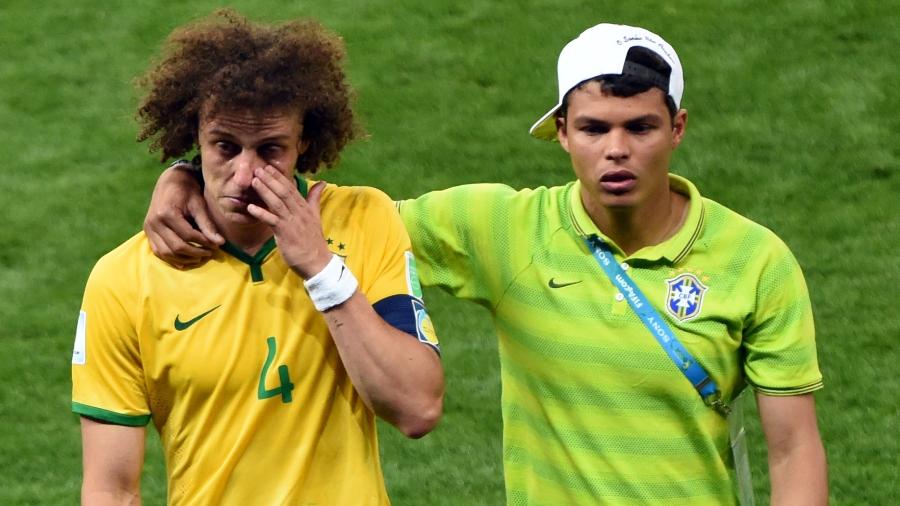 Thiago Silva consola David Luiz depois da semifinal entre Brasil e Alemanha na Copa de 2014 - Andreas Gebert/picture alliance via Getty Images