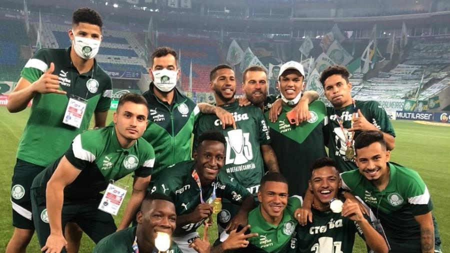 Jogadores da base do Palmeiras durante a festa do título paulista - Divulgação