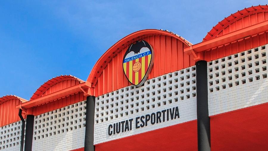 Clube espanhol divulgou que duas pessoas testaram positivo para a covid-19 ontem; nomes não foram divulgados - Reprodução/Twitter