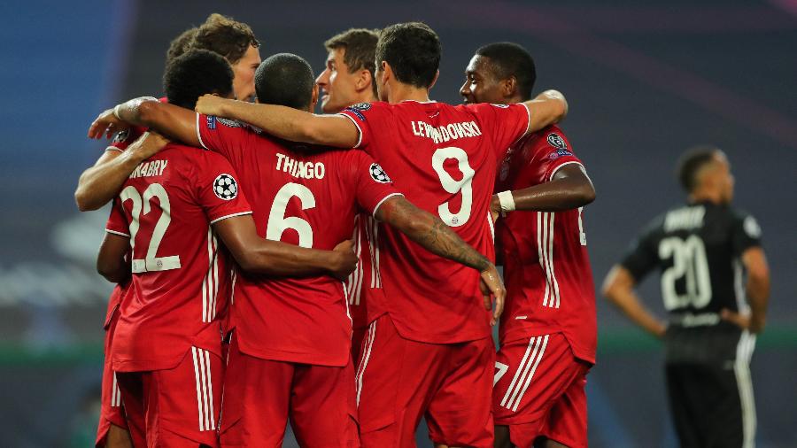Jogadores do Bayern de Munique comemoram gol marcado contra o Lyon pela Liga dos Campeões - Miguel A. Lopes/Pool via Getty Images