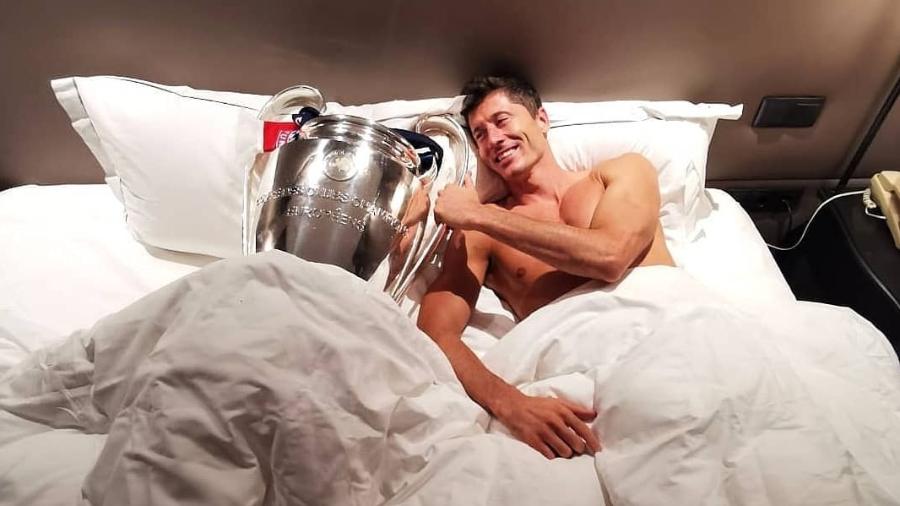 Lewandowski publicou foto em uma cama ao lado da taça da Champions League - Reprodução/Instagram