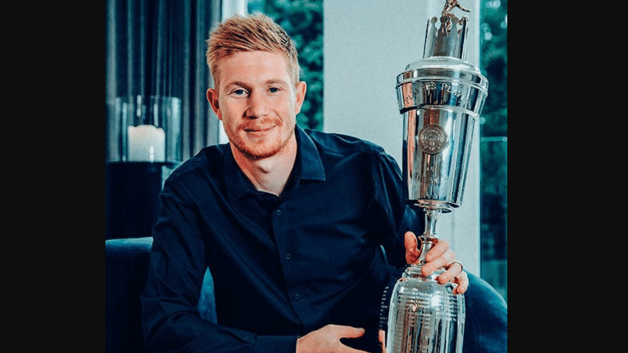 DeBruyne exibe troféu de melhor jogador do Campeonato Inglês 2019/20 - Divulgação