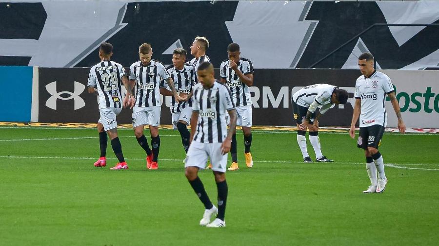 Jogadores do Atlético-MG comemoram gol de Guilherme Arana contra o Corinthians - ANDRÉ ANSELMO/FUTURA PRESS/ESTADÃO CONTEÚDO