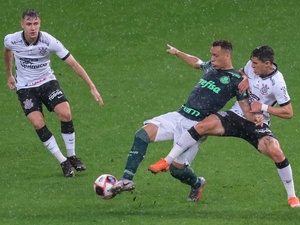 Embaixo de muita chuva, Palmeiras sai na frente, mas cede empate ao Corinthians em Dérbi