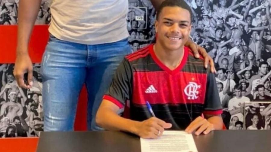Igor Jesus assinou com o time do Flamengo - Reprodução/Twitter