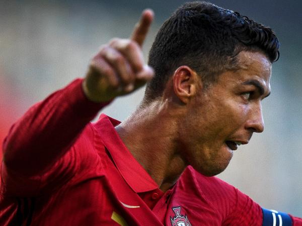 Cristiano Ronaldo comemora gol contra Israel