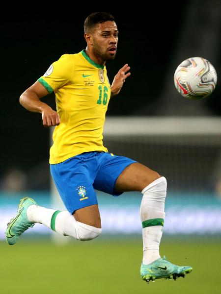Renan Lodi durante jogo da seleção brasileira contra a Colômbia - MB Media/Getty Images