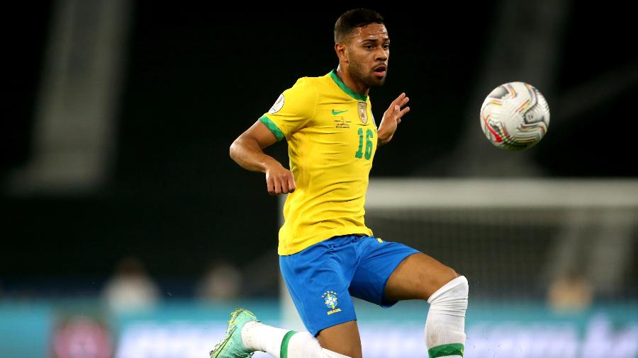 Renan Lodi durante jogo da seleção brasileira contra a Colômbia - MB Media/Getty Images