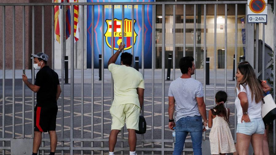 Torcedores se reúnem no Camp Nou após anúncio da saída de Messi do Barcelona - REUTERS