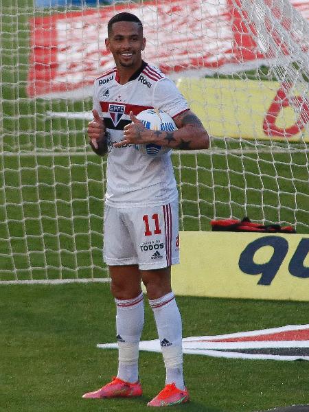 Luciano comemora gol do São Paulo contra o Atlético-GO pelo Brasileirão no Morumbi - Miguel Schincariol/Getty Images