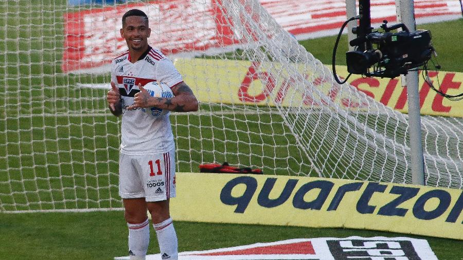 Luciano comemora gol do São Paulo contra o Atlético-GO pelo Brasileirão no Morumbi - Miguel Schincariol/Getty Images