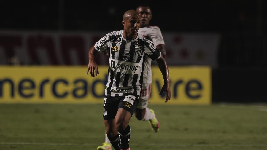 Carlos Sánchez ficará na reserva em duelo contra o Fluminense - Ettore Chiereguini/AGIF