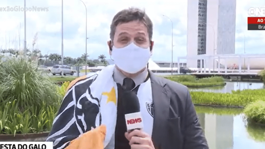 Repórter Vinícius Leal, da GloboNews, entrou ao vivo com camisa e bandeira do Atlético-MG - Reprodução/GloboNews