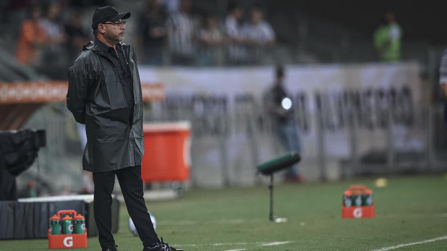 O técnico Turco Mohamed comanda o Atlético-MG durante jogo conta o América-MG pela Libertadores 2022, no Mineirão - Pedro Souza / Atlético