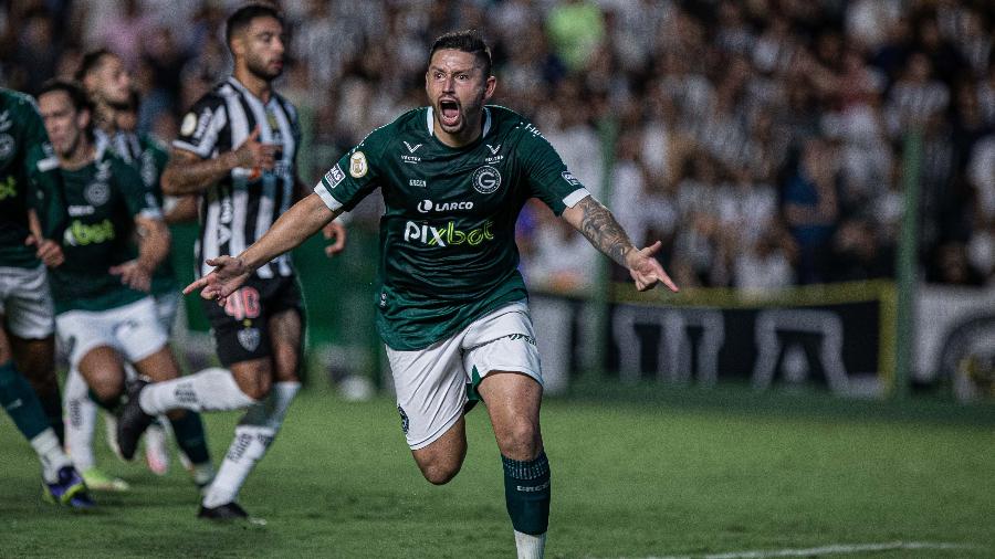 Elvis, do Goiás, comemora o gol que decretou o 2 a 2 entre Goiás e Atlético-MG.  - Isabela Azine/AGIF