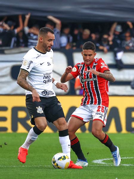 Nestor e Renato Augusto disputam lance no clássico entre Corinthians e São Paulo - Marcello Zambrana/AGIF
